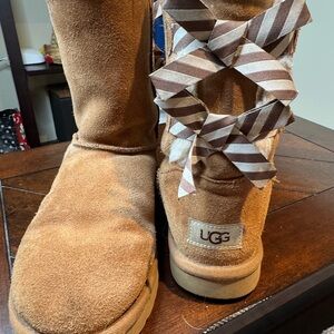 UGG Kids Girls Bailey Bow II Boot Chestnut Brown Suede Boots